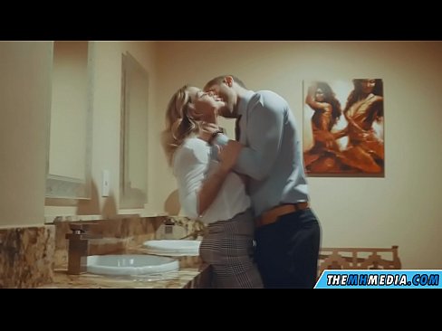 ❤️ Wakati blonde mwenye busty anakutongoza kwenye choo cha umma Pono ❌️❤
